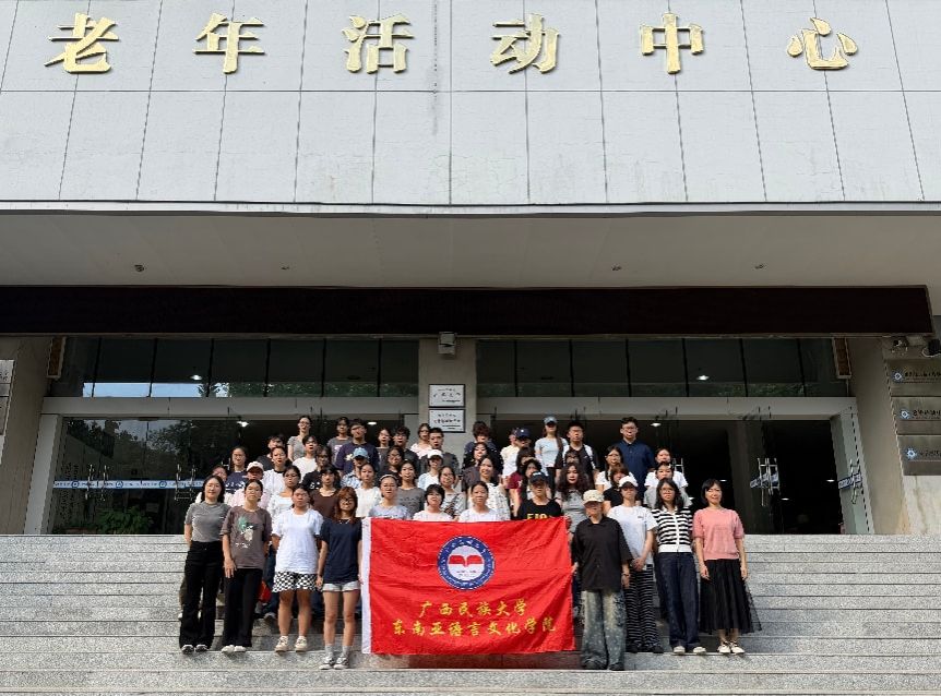 我院组织学生参观“庆祝中国共产党成立105周年、纪念红军长征胜利90周年老年书画摄影作品及专题图片展”